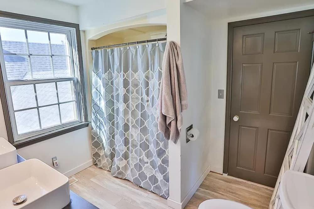 Photo of Bathroom in Booneville