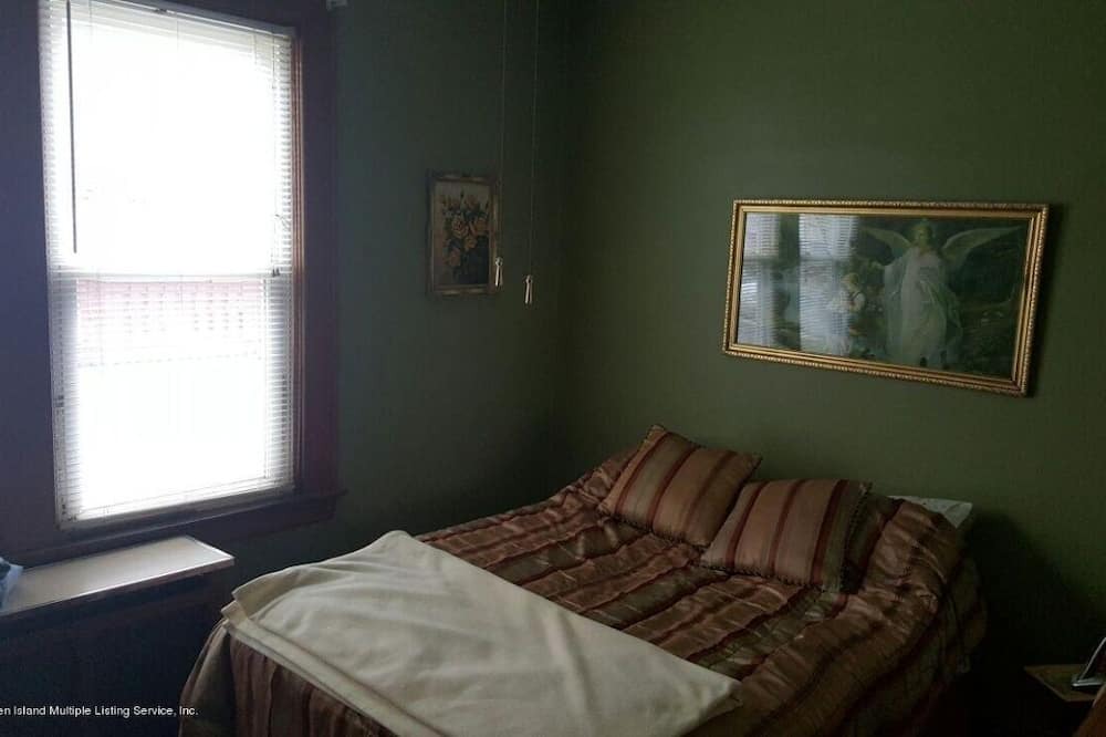 Photo of Bedroom in Port Richmond
