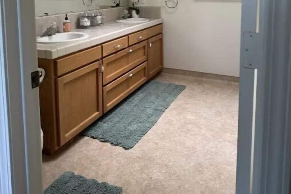Photo of Bathroom in Mariposa