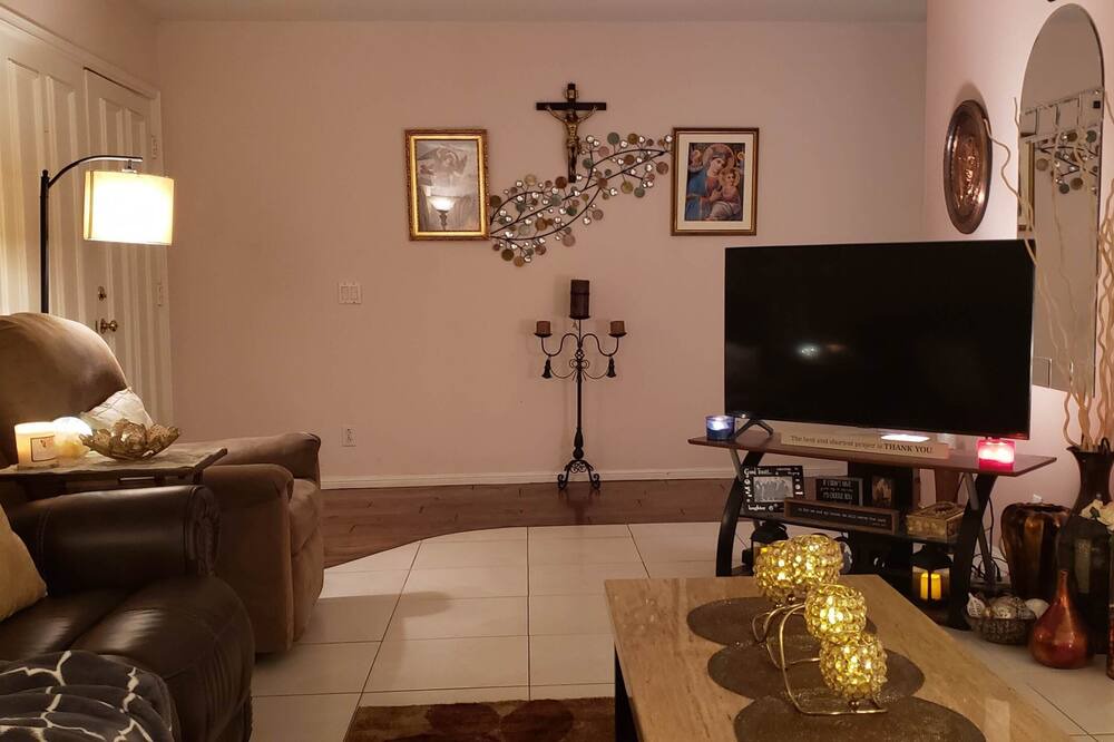 Photo of Livingroom in Fountain Valley