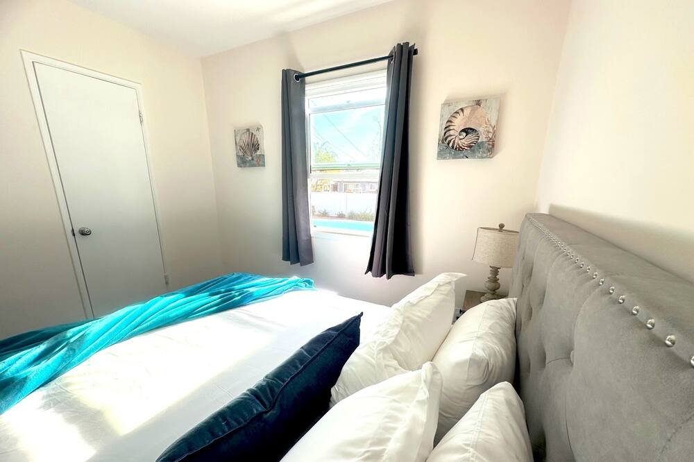 Photo of Bedroom in Lake Balboa