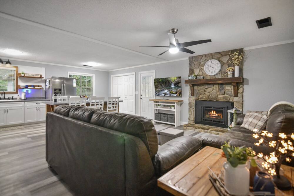 Photo of Livingroom in Eagle Mountain