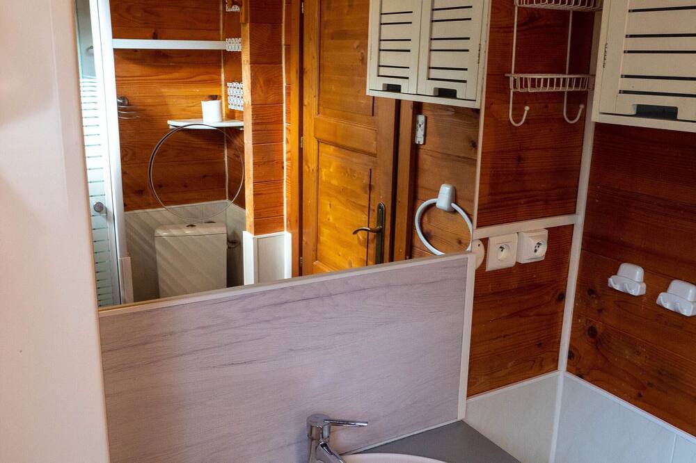Photo of Bathroom in Salles-Curan