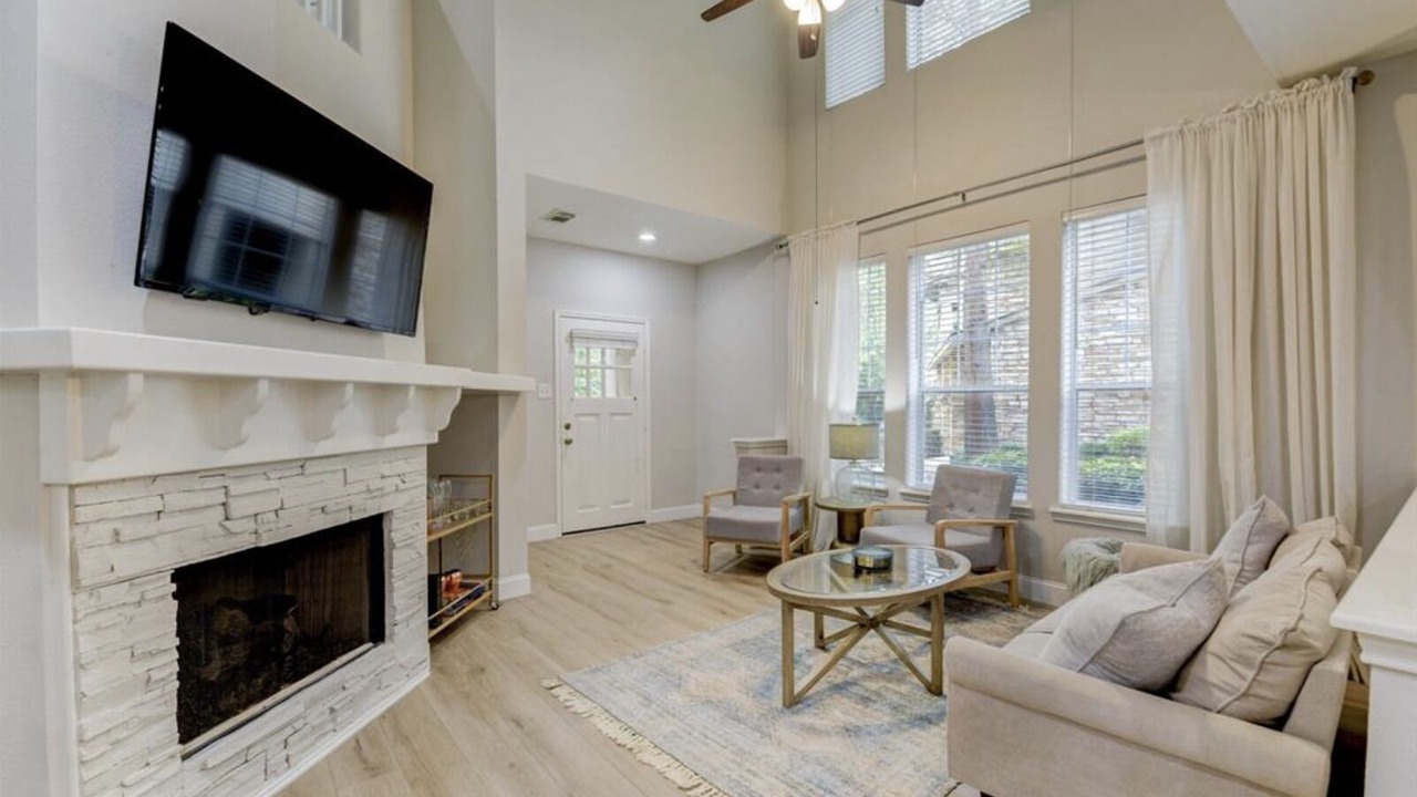 Photo of Livingroom in Alden Bridge
