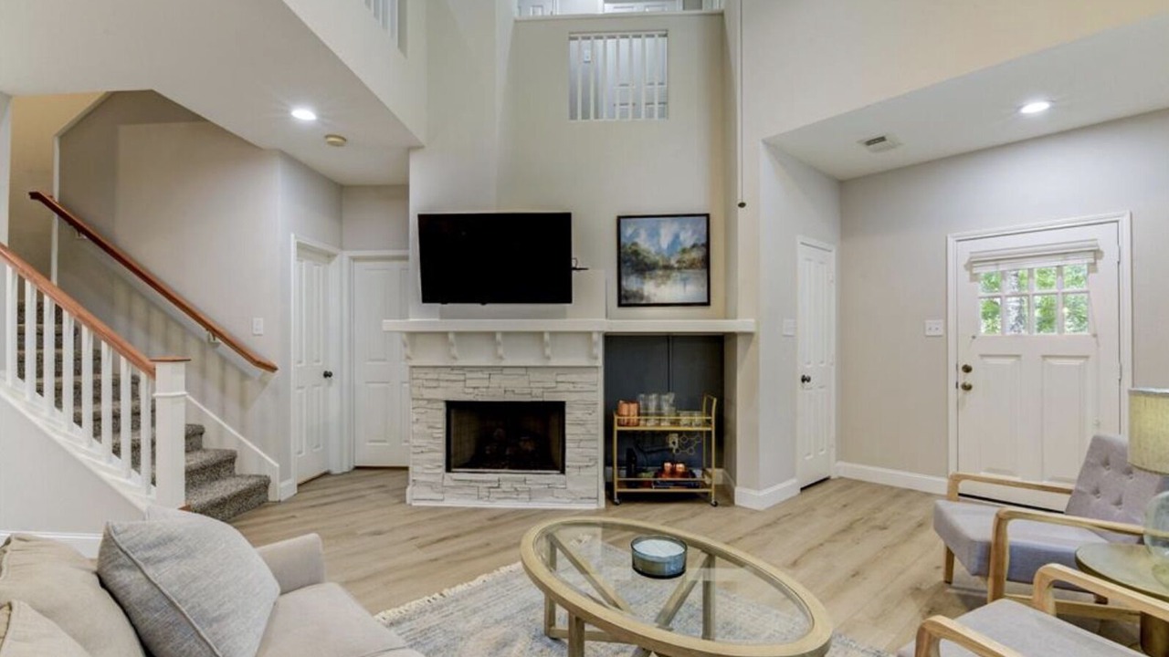 Photo of Livingroom in Alden Bridge