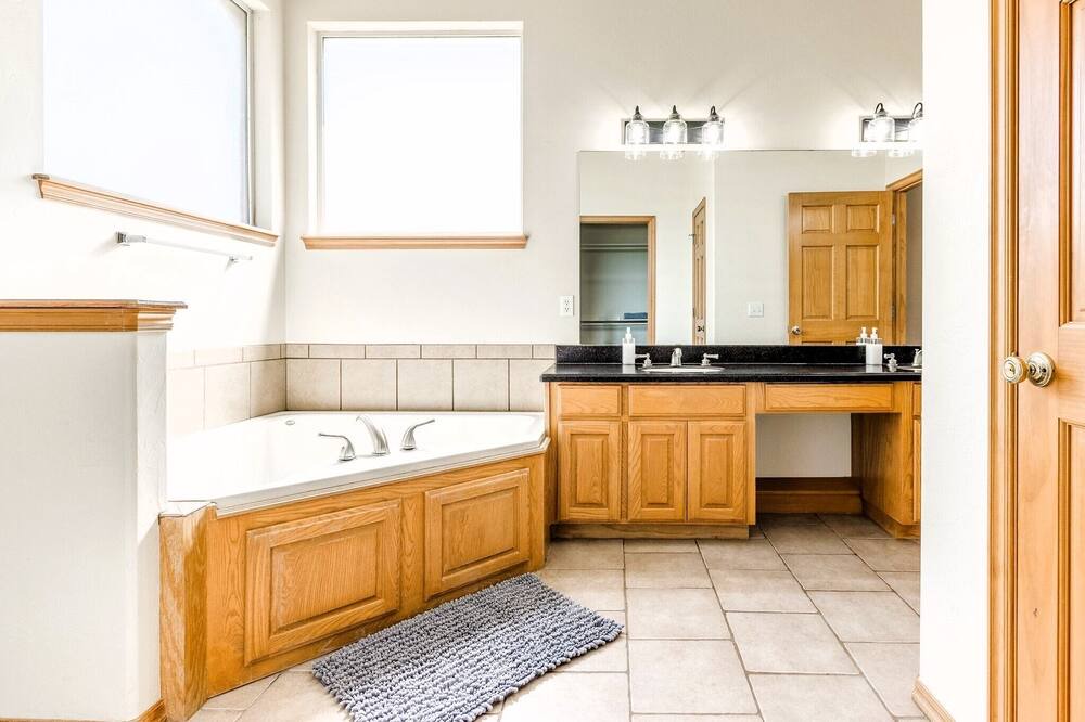 Photo of Bathroom in Del City