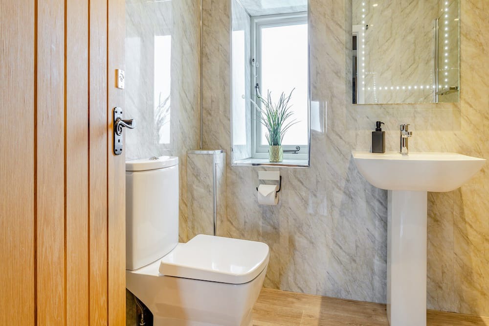 Photo of Bathroom in Marsh Lane