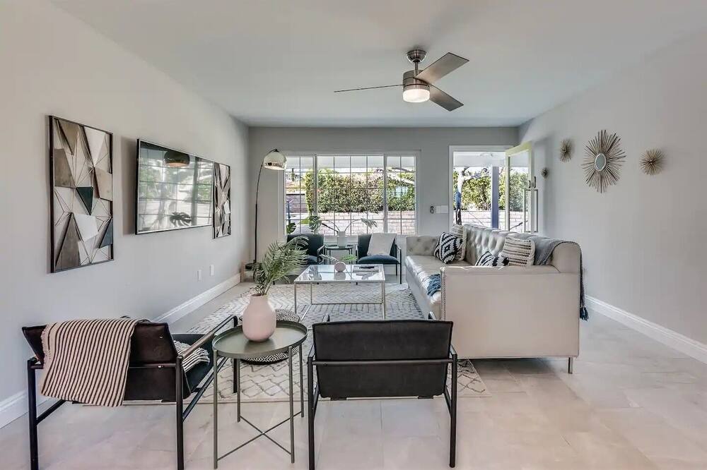 Photo of Livingroom in Desert Park Estates