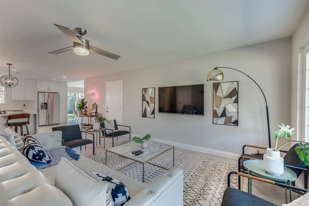 Photo of Livingroom in Desert Park Estates