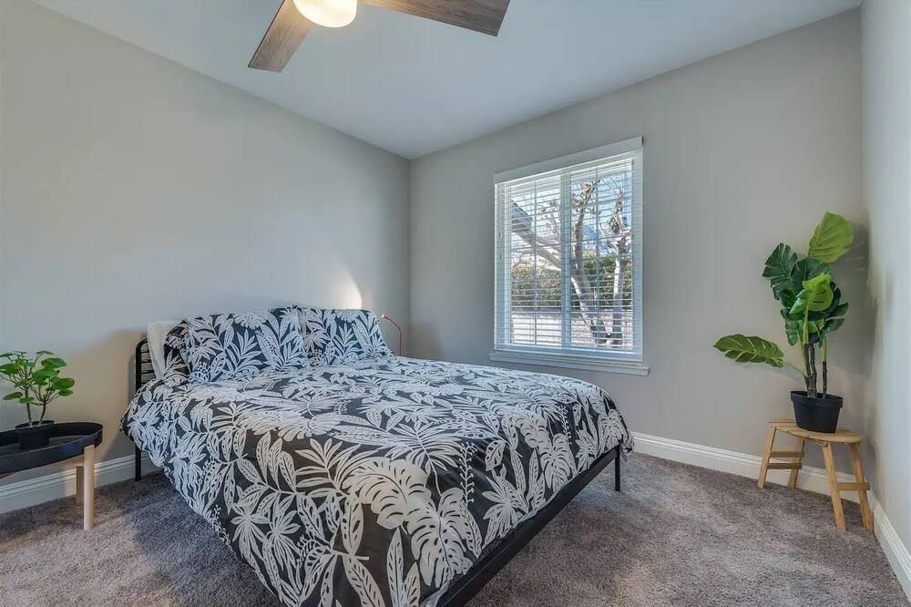 Photo of Bedroom in Desert Park Estates