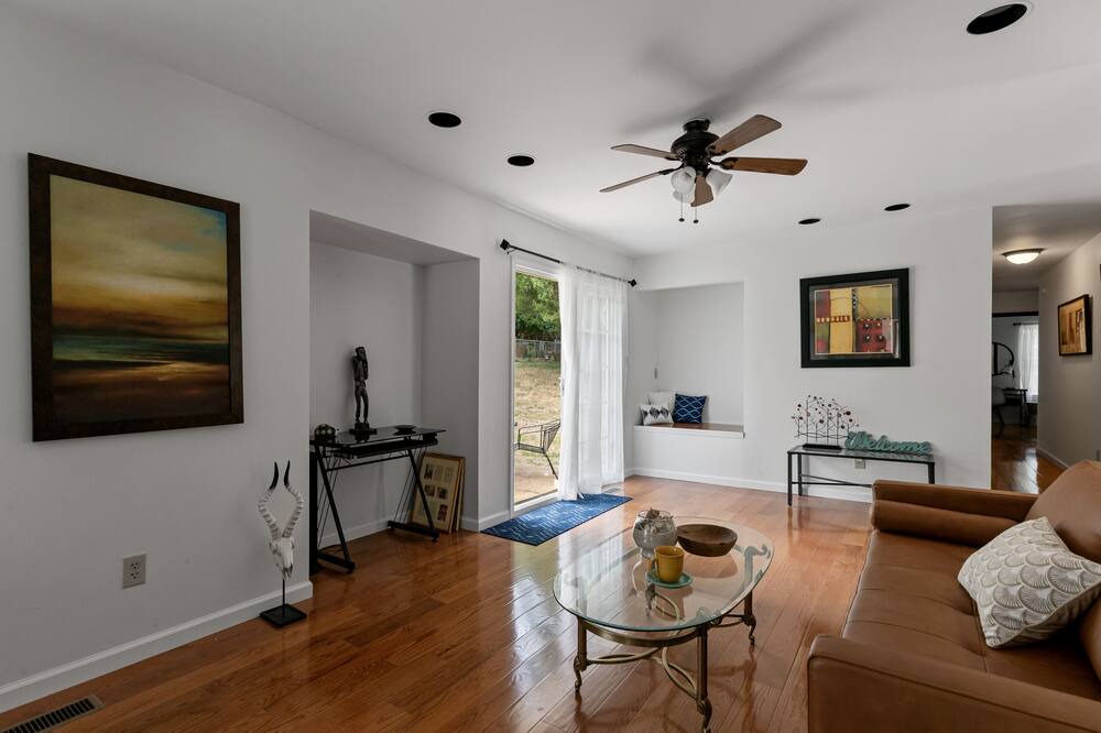 Photo of Livingroom in Eureka
