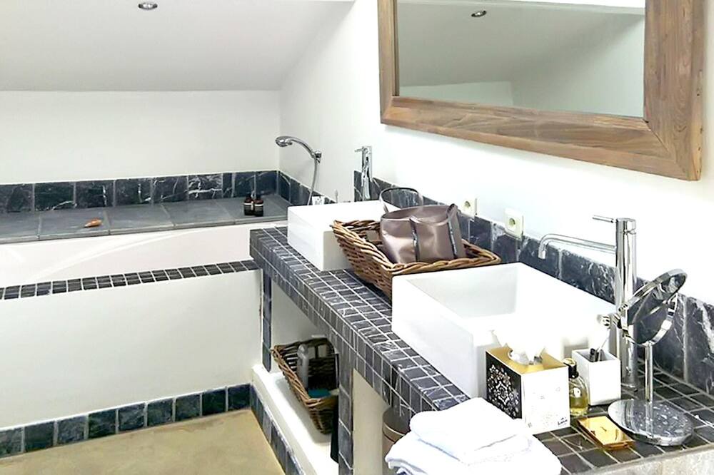 Photo of Bathroom in Jonquieres