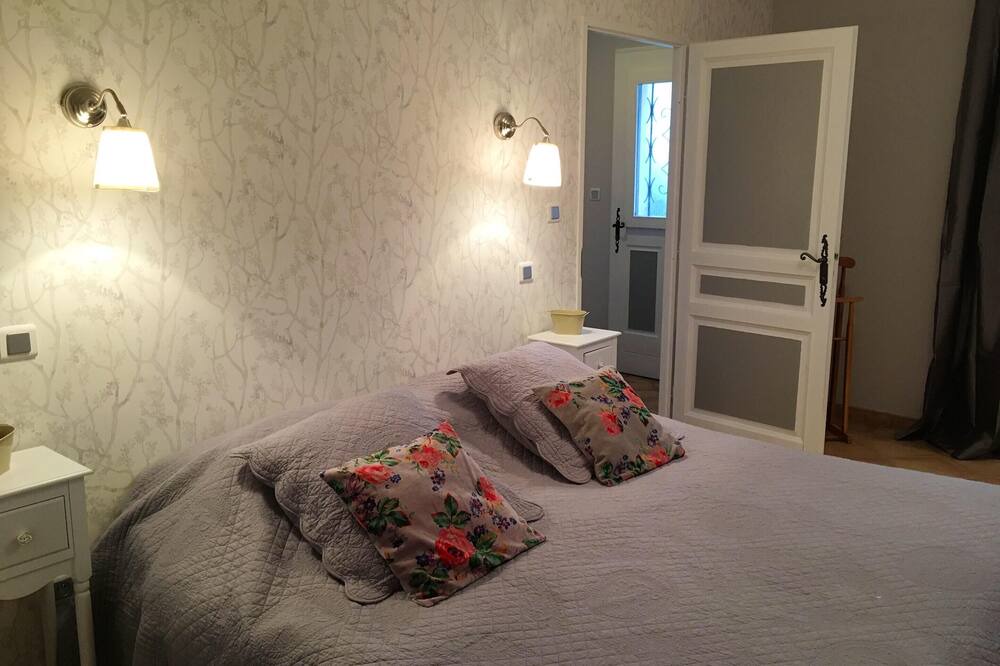 Photo of Others in Violes