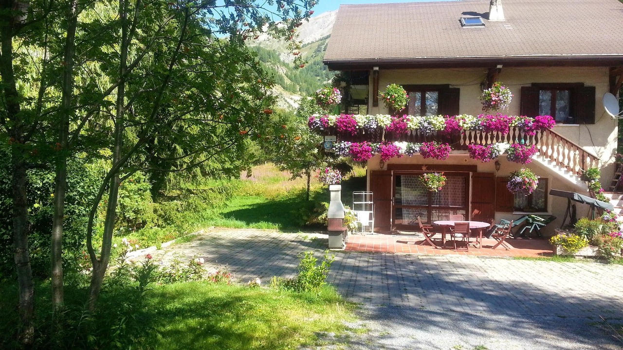 Photo of Outdoor in Esteng