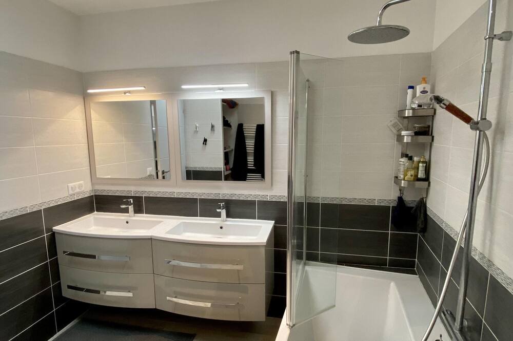 Photo of Bathroom in Cournonsec