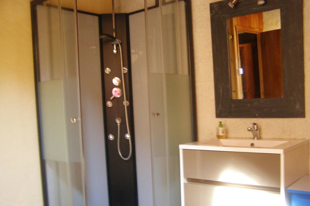 Photo of Bathroom in Camarade