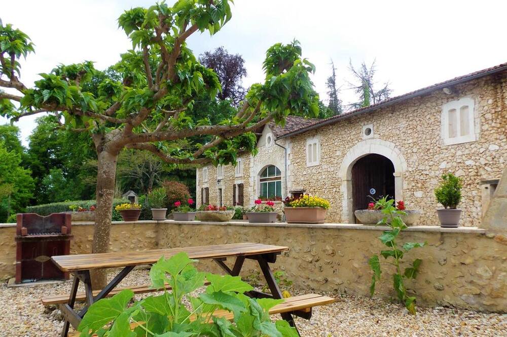 Photo of Outdoor in Saint-Front-de-Pradoux