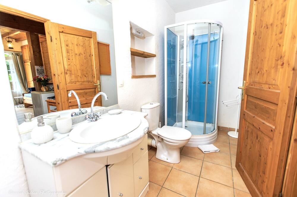 Photo of Bathroom in Saint-Front-de-Pradoux