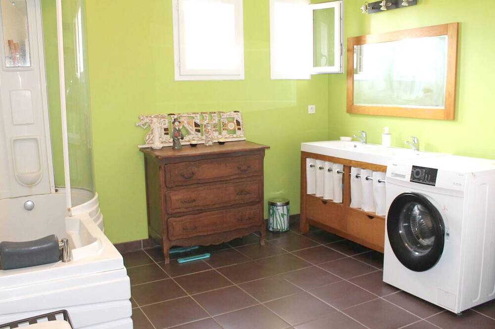 Photo of Bathroom in Latrape