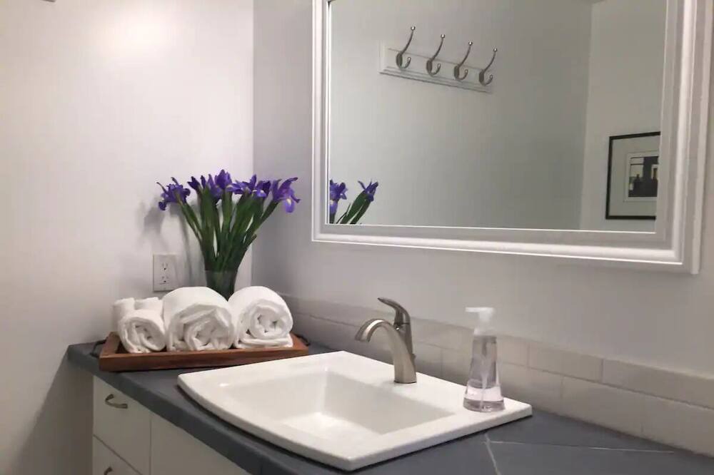 Photo of Bathroom in Canoncito