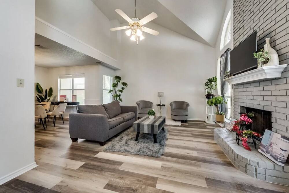 Photo of Livingroom in North Central Carrollton