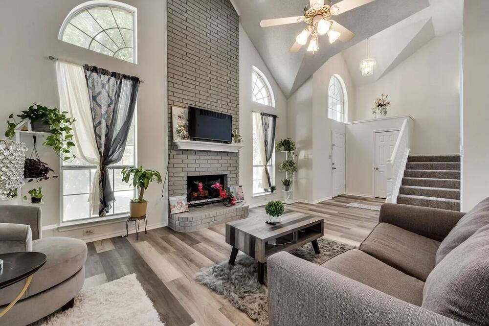 Photo of Livingroom in North Central Carrollton