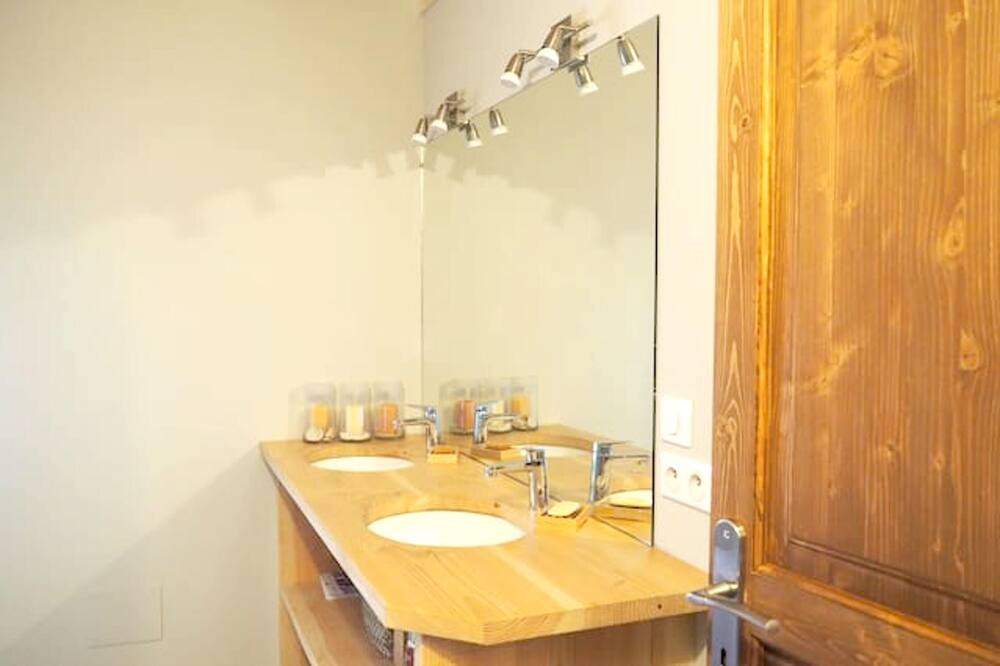 Photo of Bathroom in La Llagonne