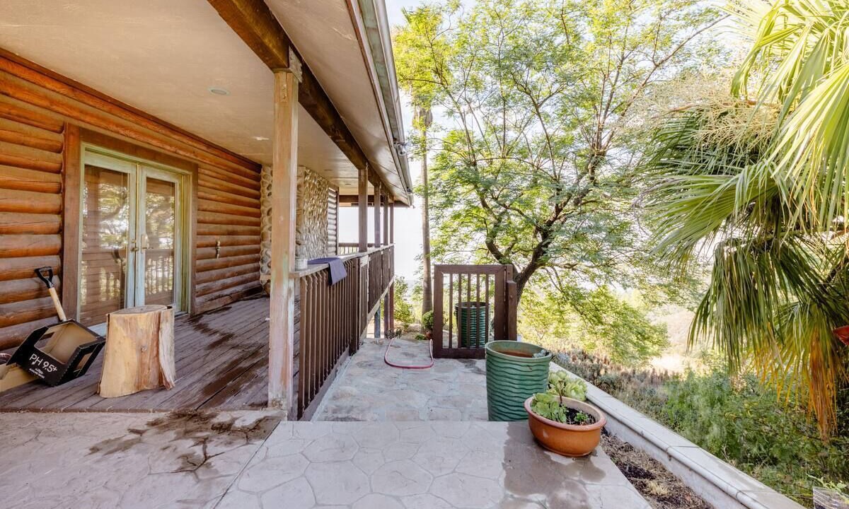 Photo of Patio Balcony in Calabasas