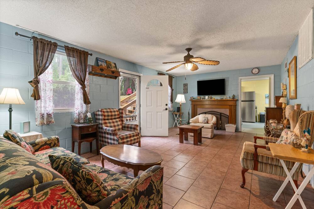 Photo of Livingroom in Dock Junction
