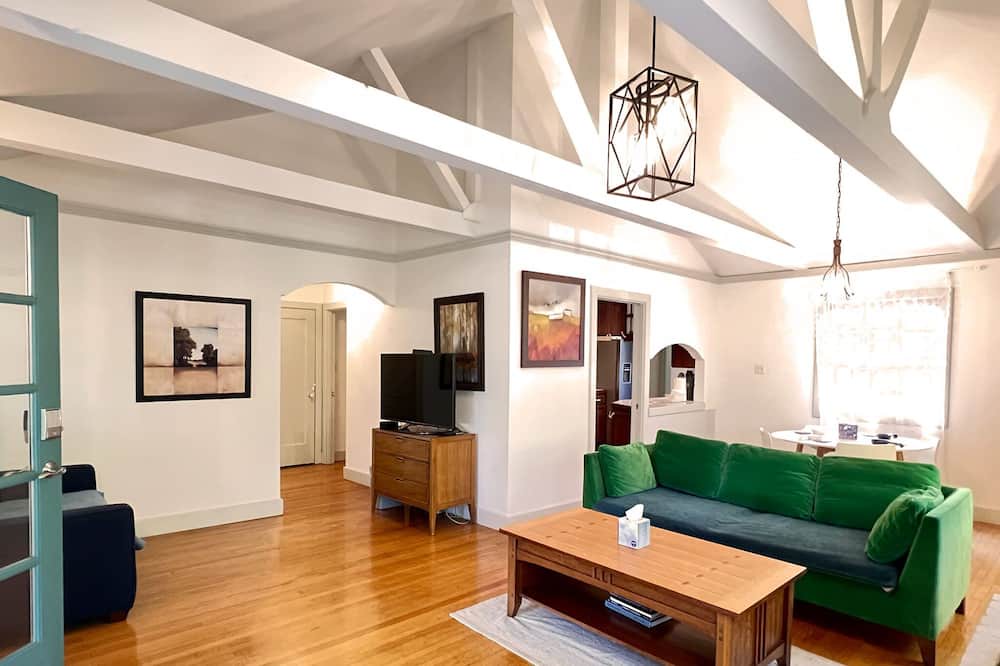 Photo of Livingroom in Overlook