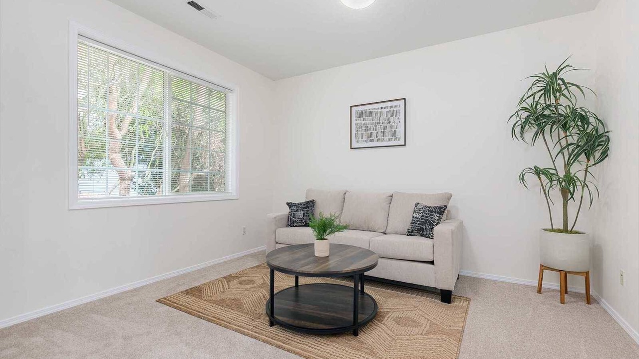 Photo of Livingroom in Pleasant Valley