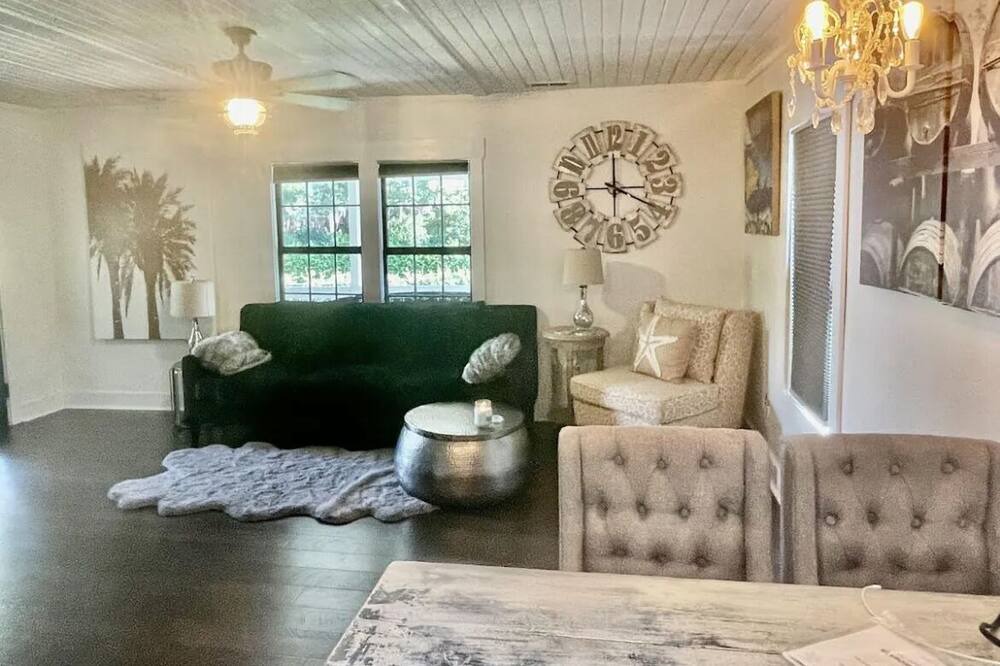 Photo of Livingroom in Northwest Quadrant
