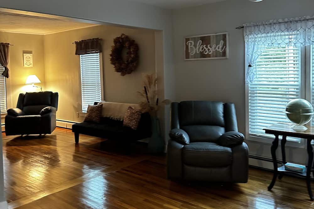 Photo of Livingroom in Belmont