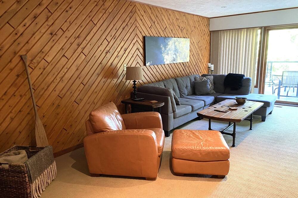 Photo of Livingroom in Colpoys Bay