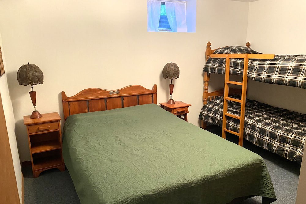 Photo of Bedroom in Colpoys Bay