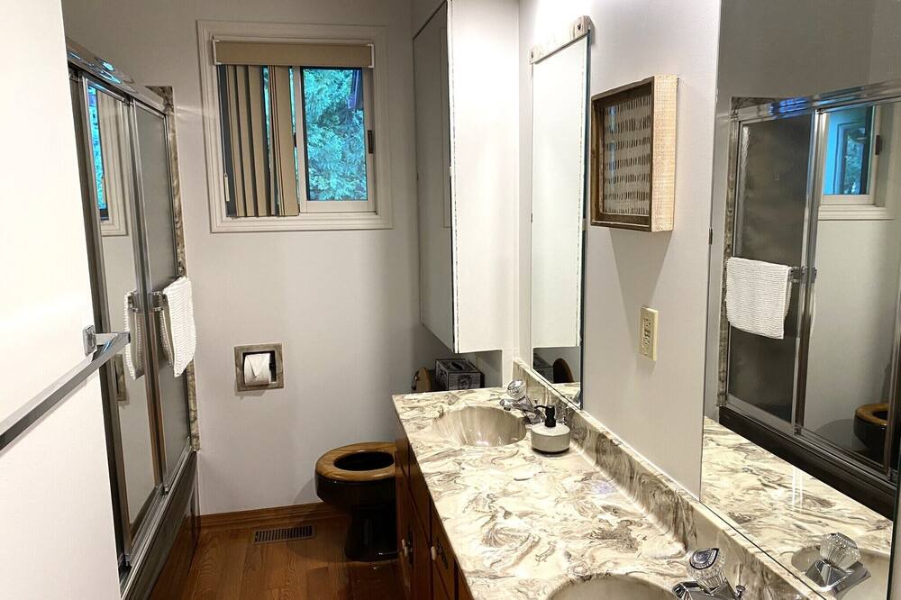 Photo of Bathroom in Colpoys Bay