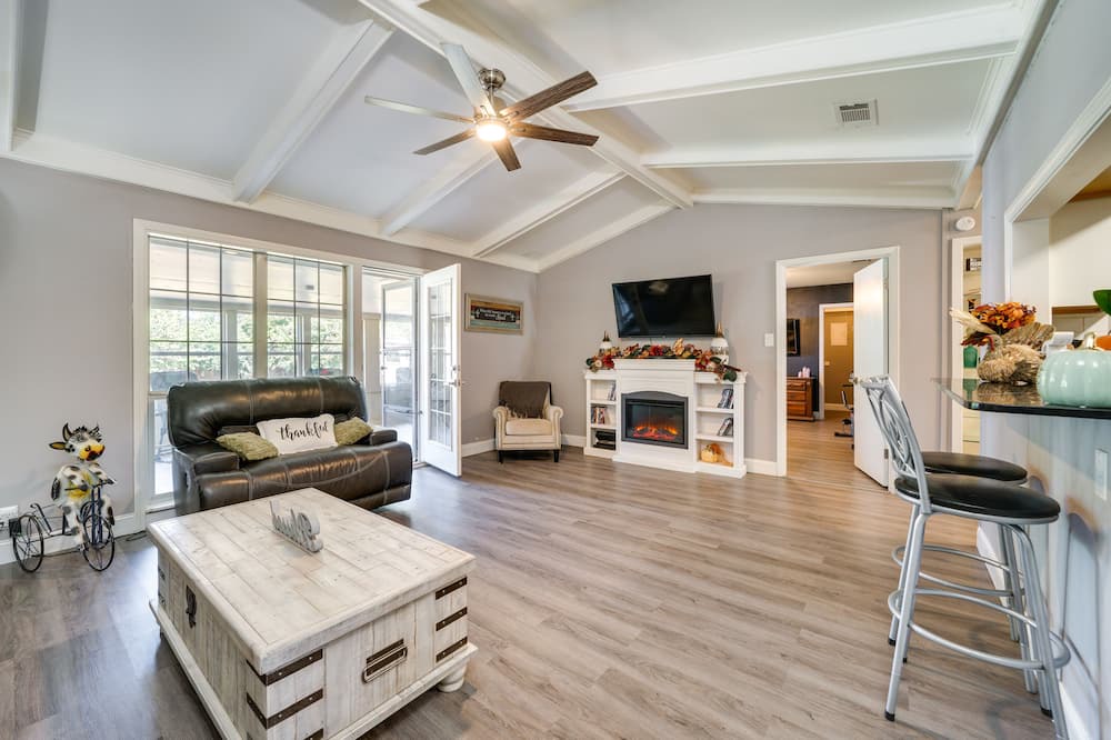 Photo of Livingroom in Wake Village