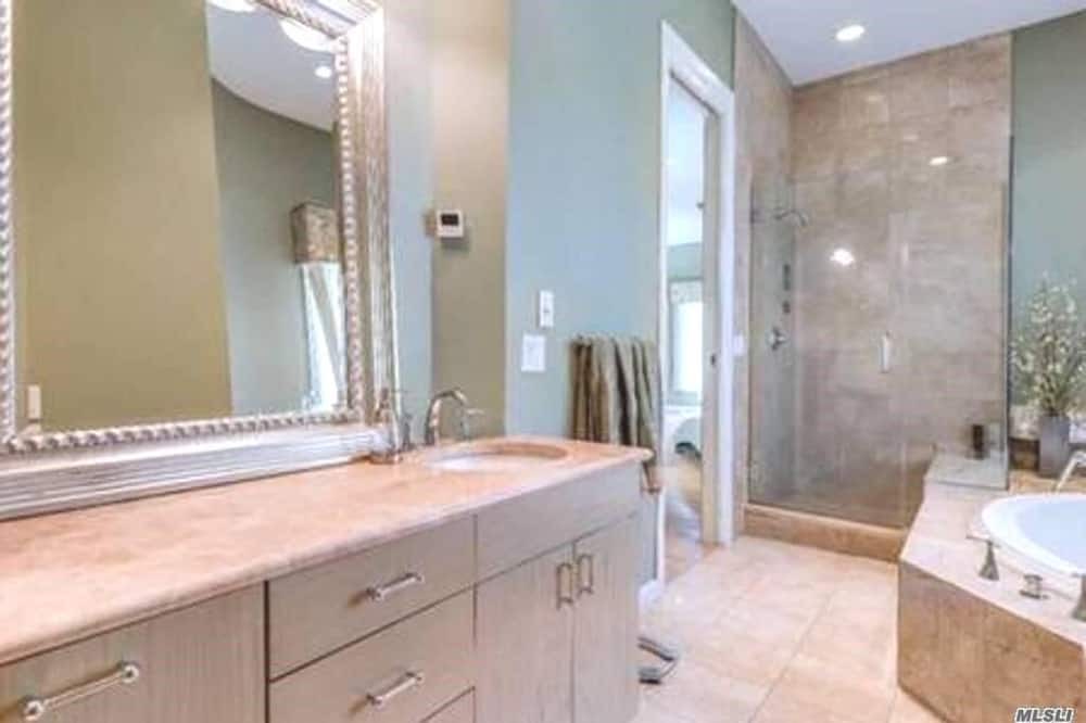 Photo of Bathroom in Lido Beach