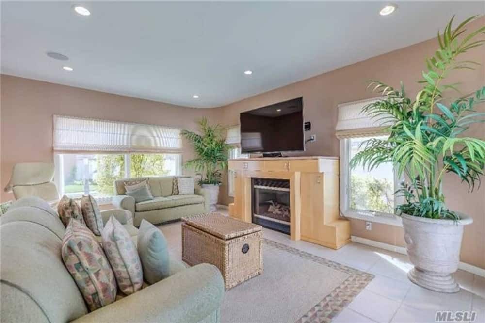 Photo of Livingroom in Lido Beach