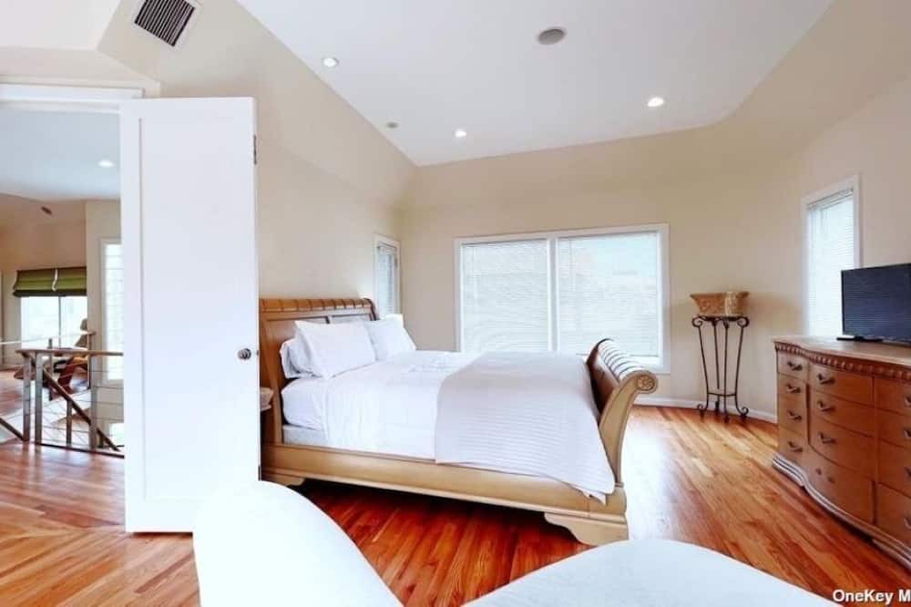 Photo of Bedroom in Lido Beach