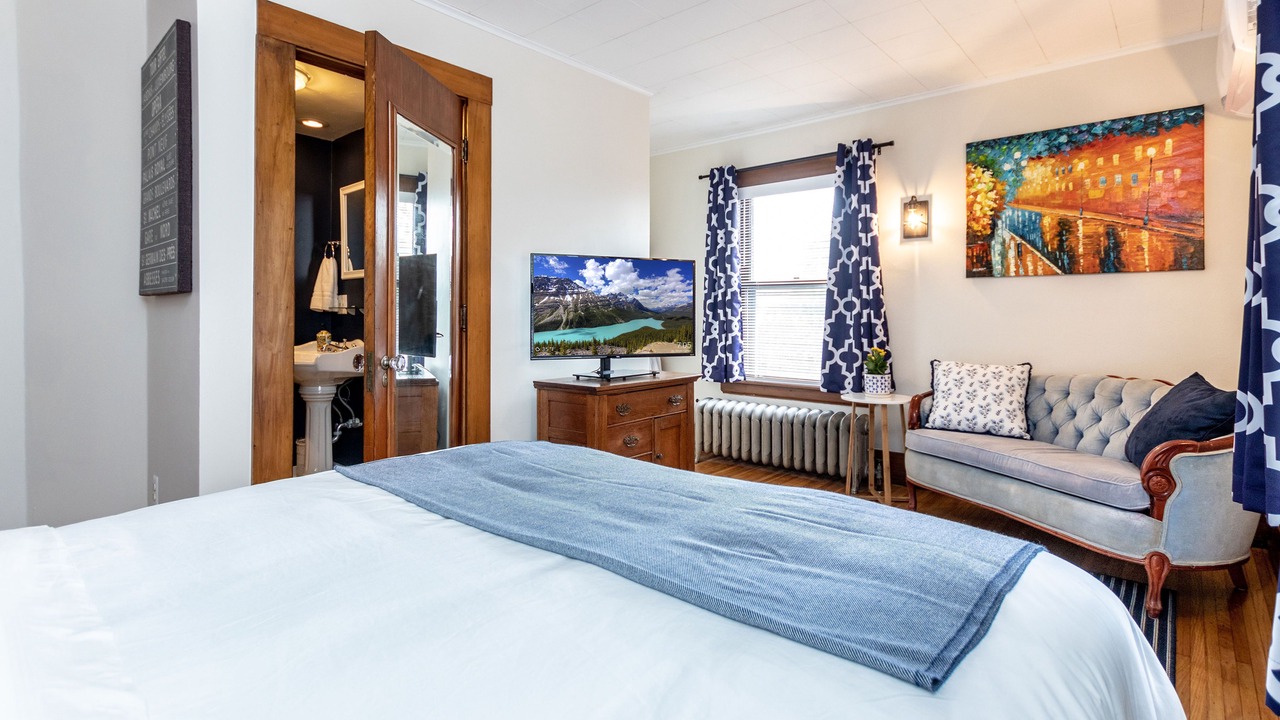 Photo of Bedroom in Downtown Niagara Falls