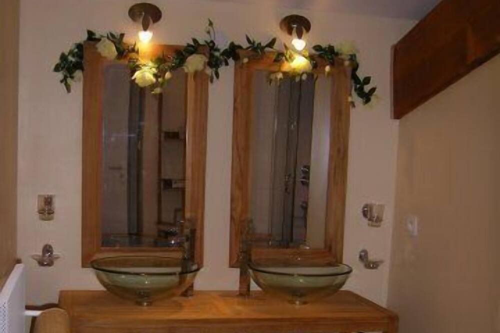Photo of Bathroom in Latrape