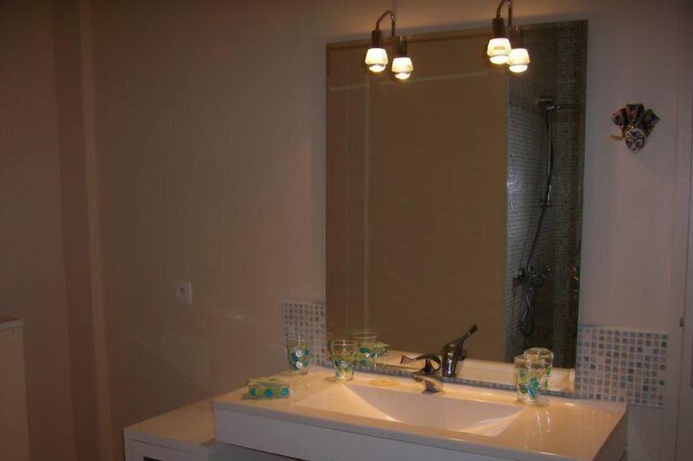 Photo of Bathroom in Latrape