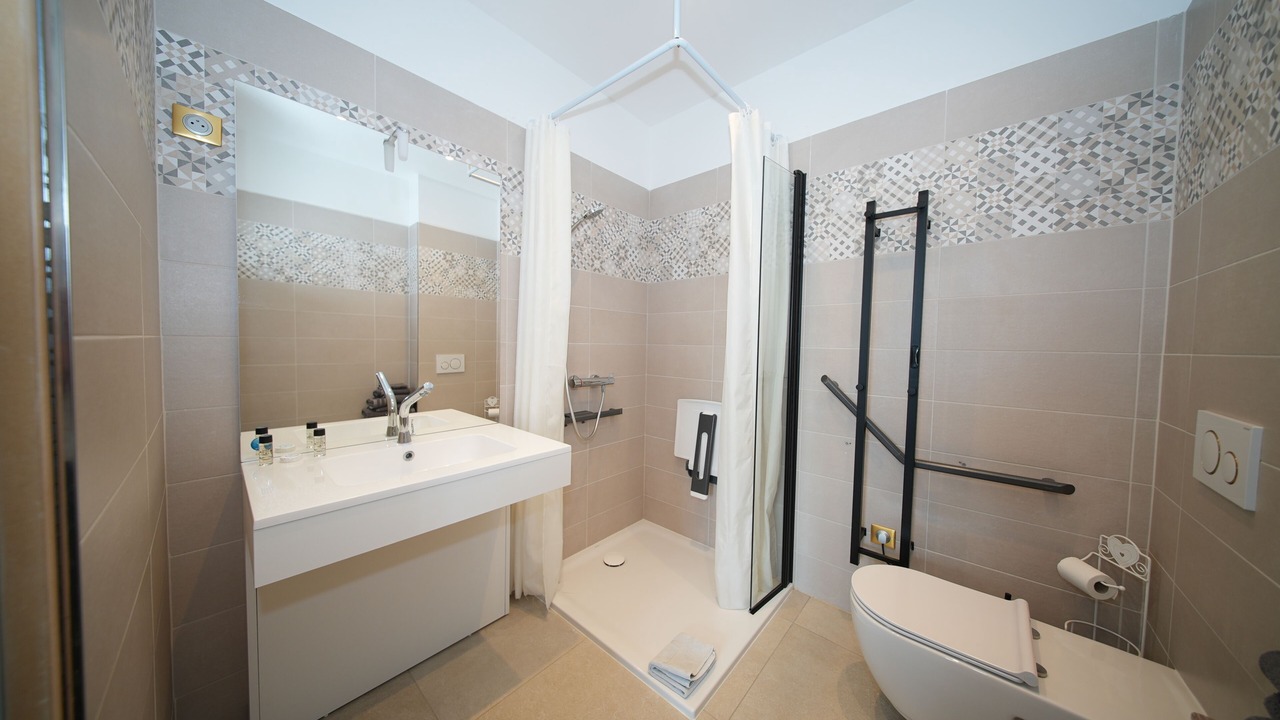 Photo of Bathroom in Parmain