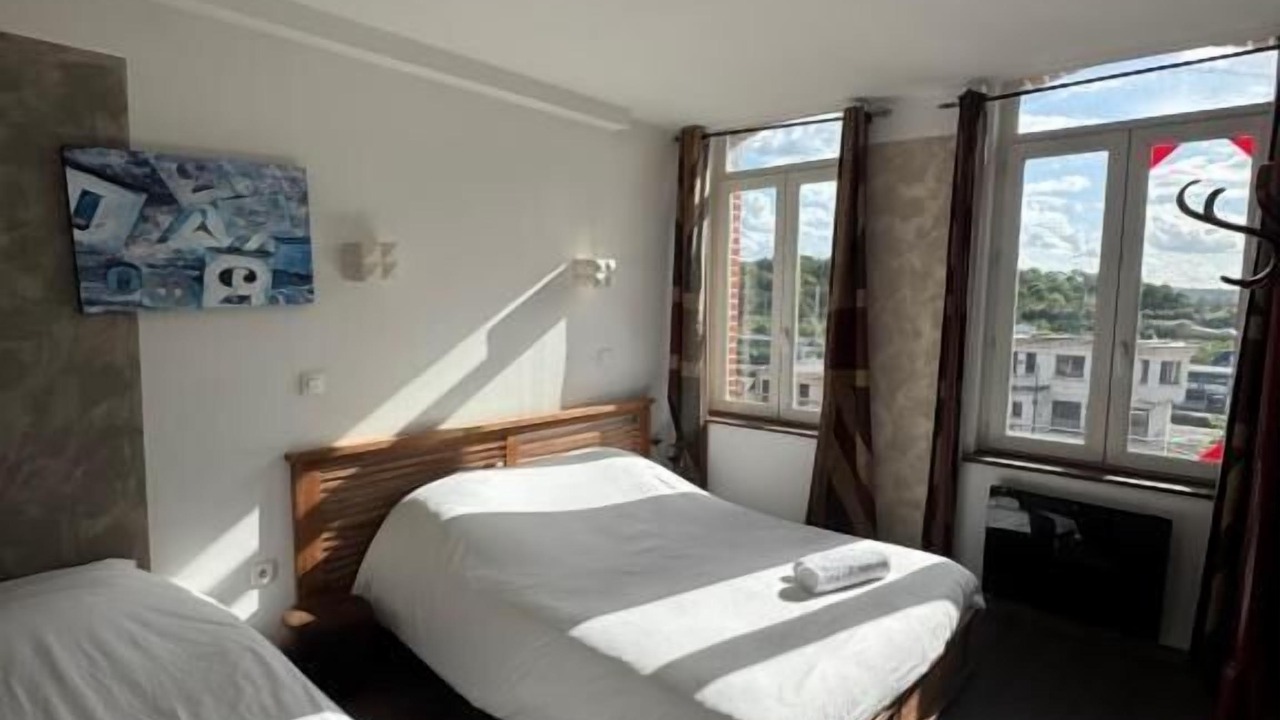 Photo of Bedroom in Lens