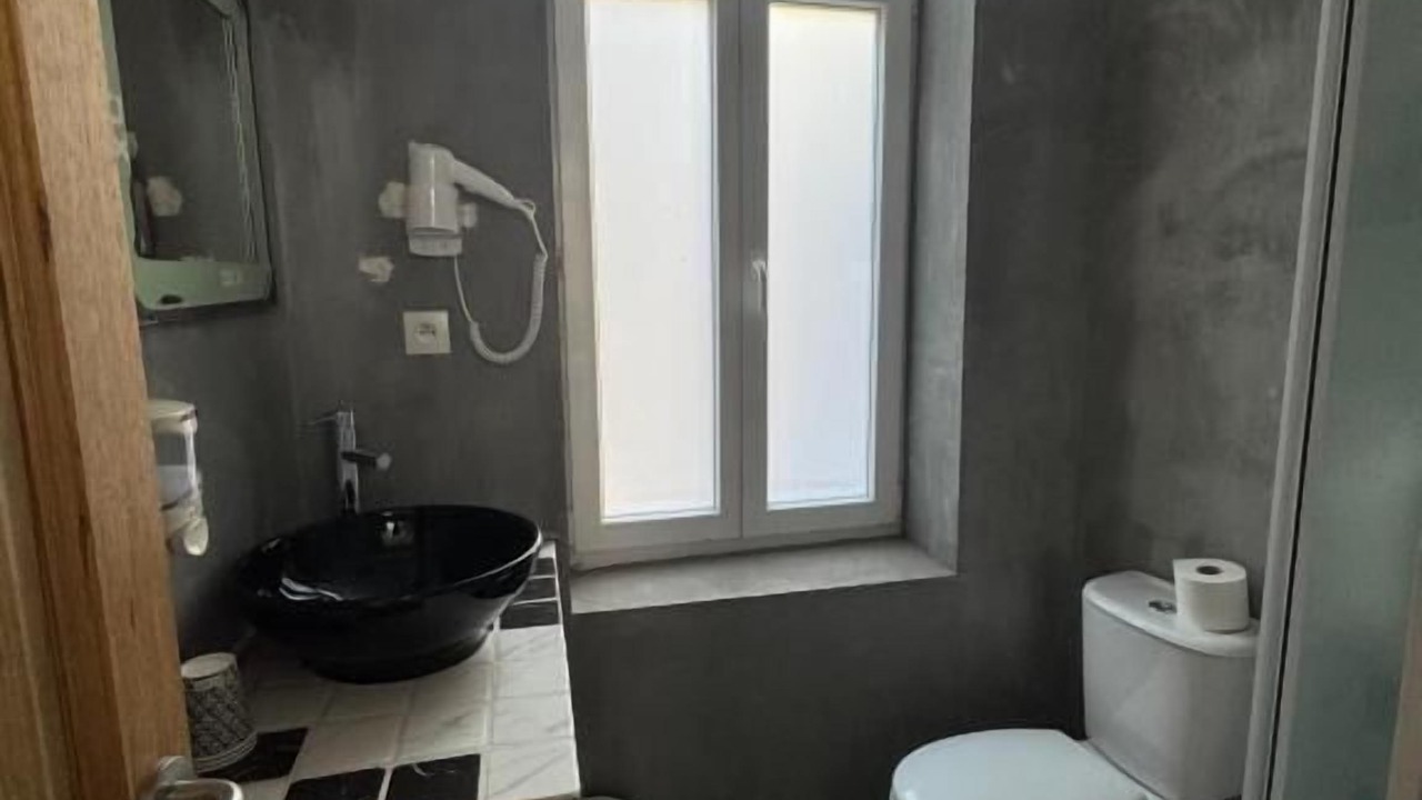 Photo of Bathroom in Lens