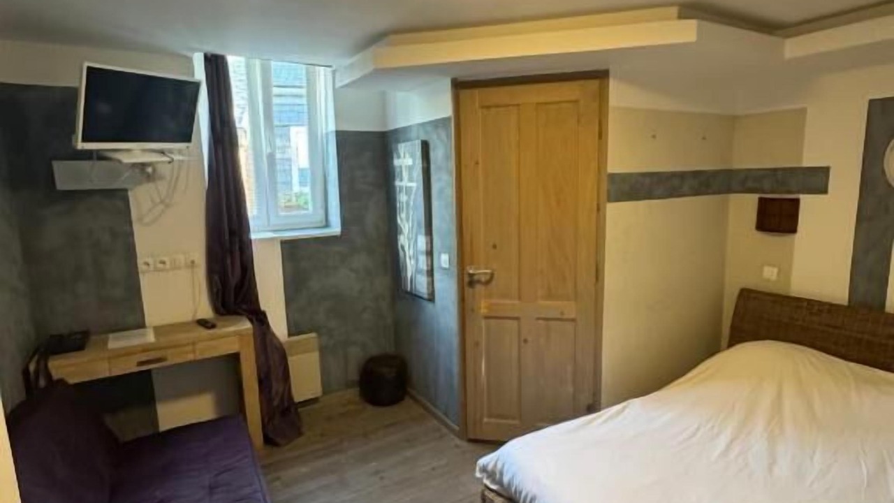 Photo of Bedroom in Lens