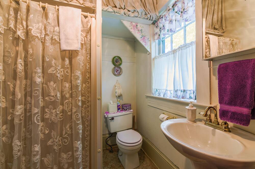 Photo of Bathroom in Toccoa