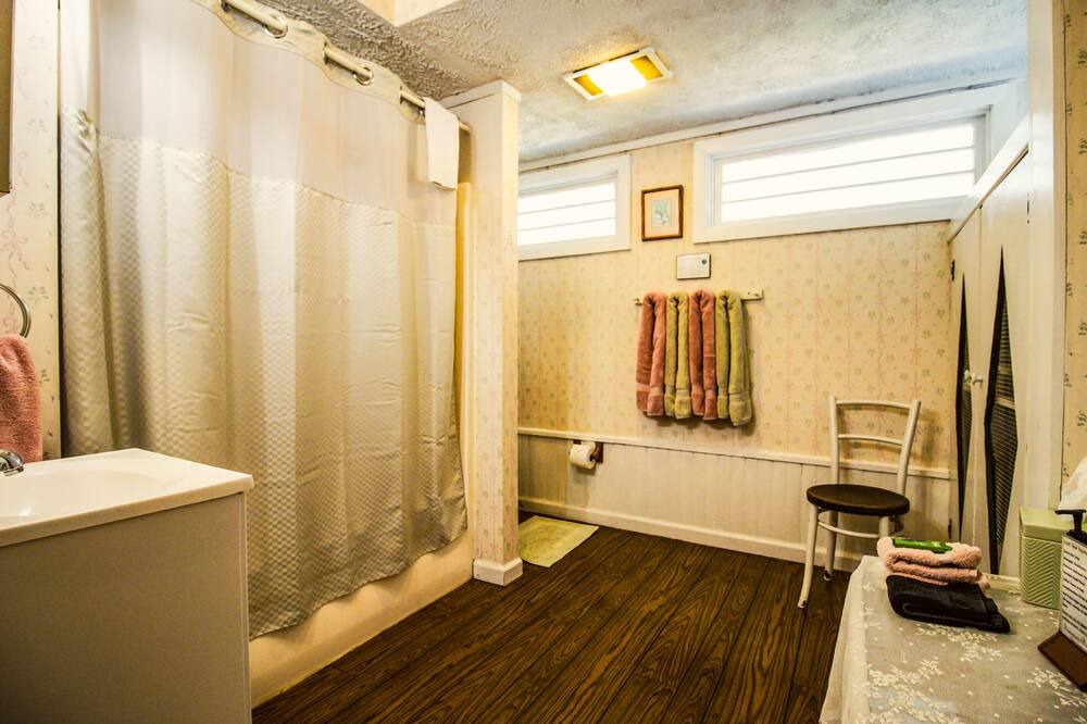 Photo of Bathroom in Toccoa