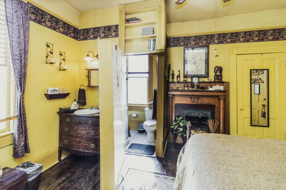 Photo of Bathroom in Toccoa